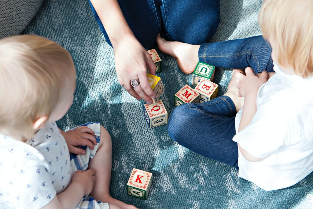 Träleksaker från Jabadabado och märkeskläder för baby, barn och ungdomar